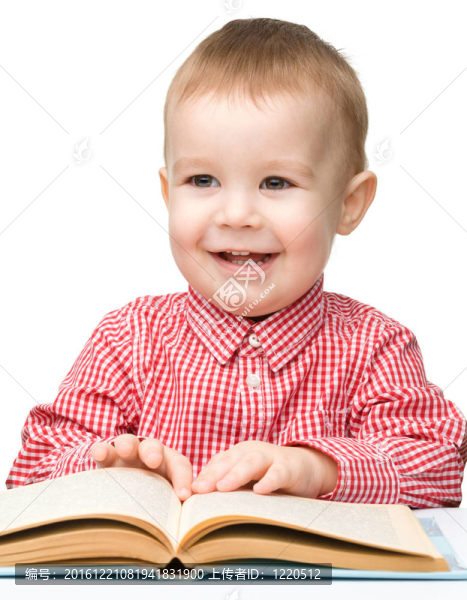 小孩玩書