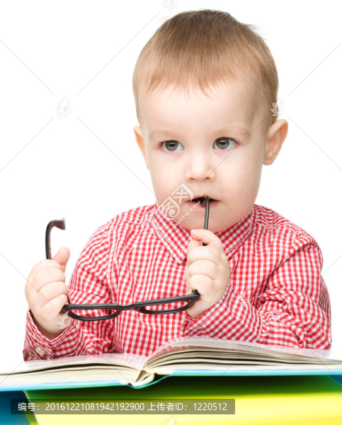 小孩子玩書和眼鏡