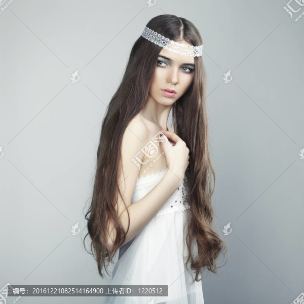 一個(gè)年輕漂亮的卷發(fā)女孩的肖像