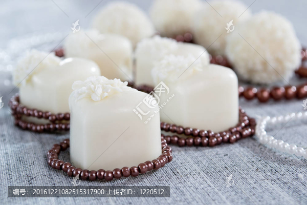 心形巧克力與椰片珠糖果