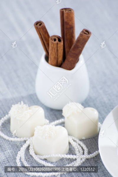 心形巧克力與椰片珠糖果