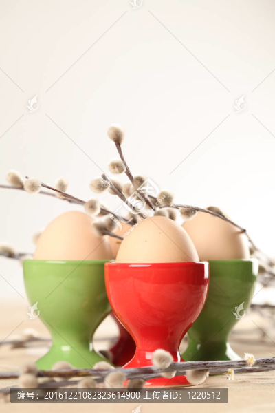 在紅色和綠色eggcups雞蛋