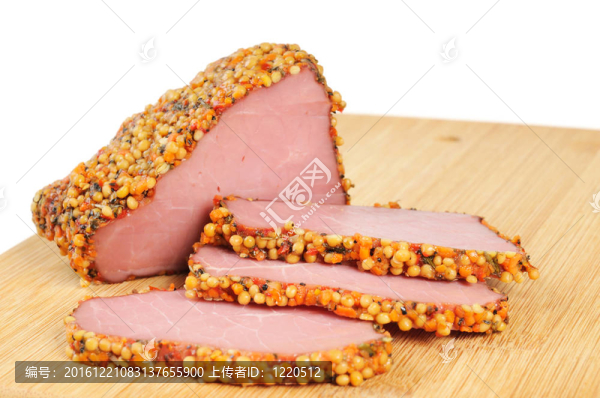 一塊火腿和調(diào)味品在木板上
