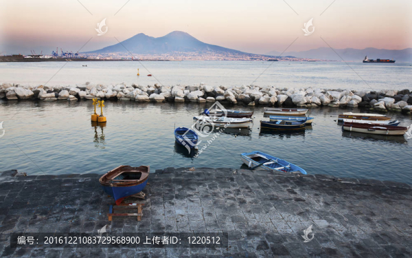 船和維蘇威火山