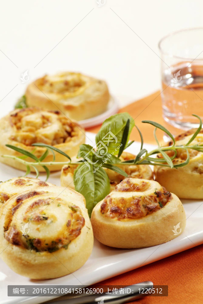 酥皮的漩渦，草藥填充