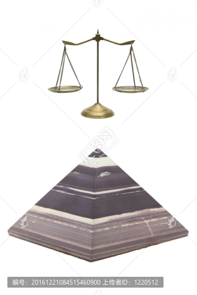 孤立的棕色石頭金字塔和金色的白色