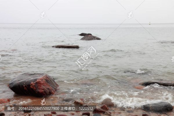 海水中的石頭秋天