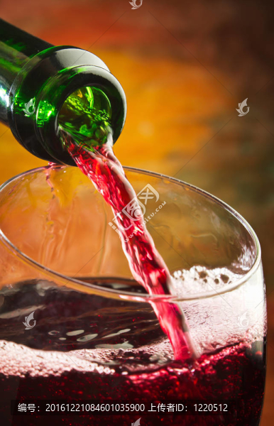 酒倒入瓶中的玻璃杯