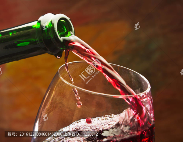 酒倒入瓶中的玻璃杯