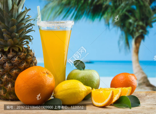 桌上的玻璃杯里的橙汁