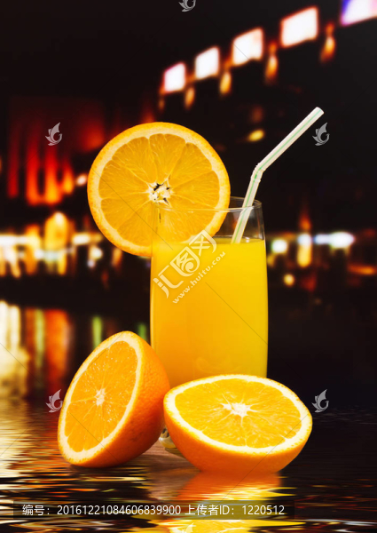 桌上的玻璃杯里的橙汁