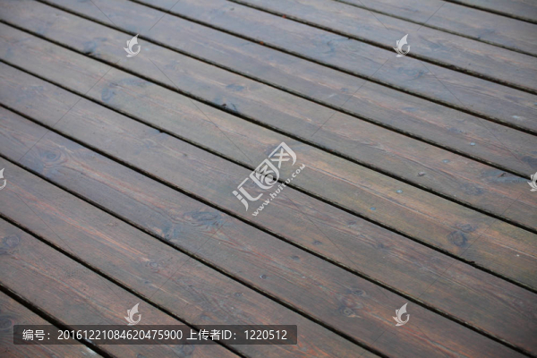 雨紋理中的褐色木材