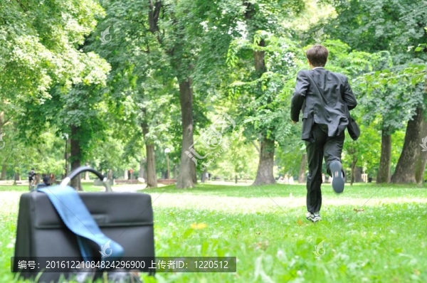 商人在公園逃跑