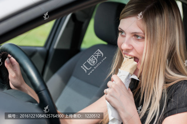 年輕女子駕車行駛時的肖像