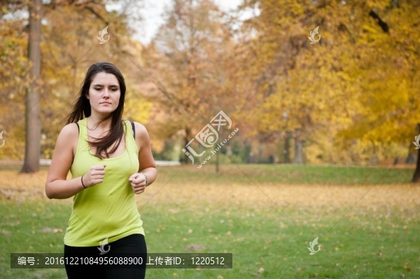 年輕人在戶外慢跑