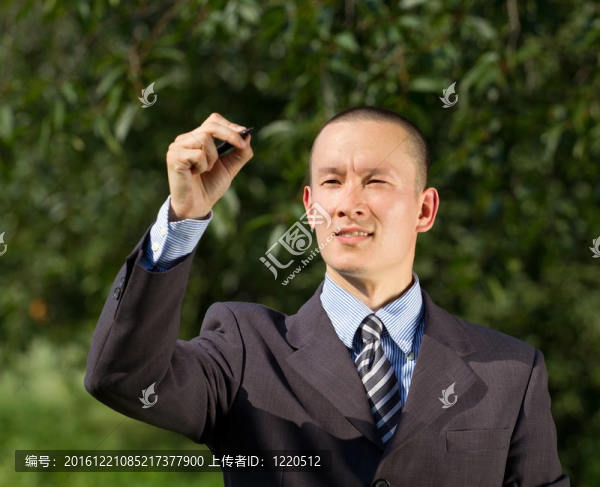 商人在戶外寫作