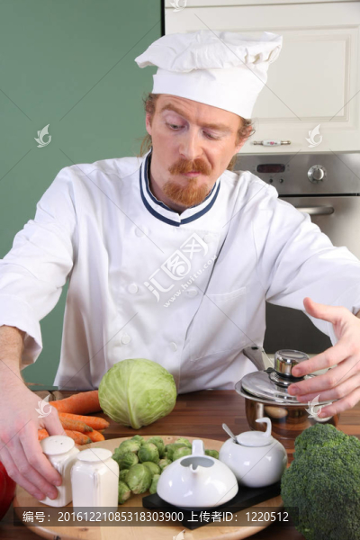 年輕廚師在廚房準備午餐