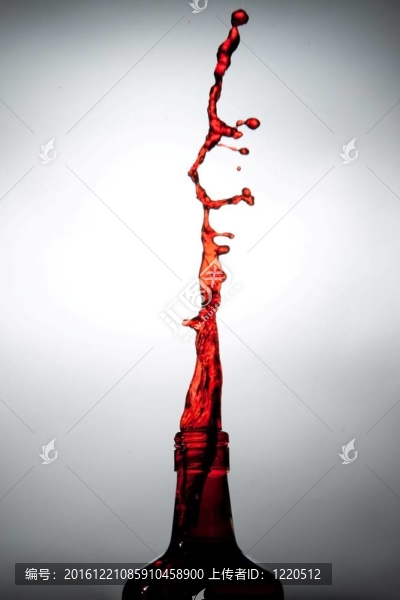 瓶中的酒精。