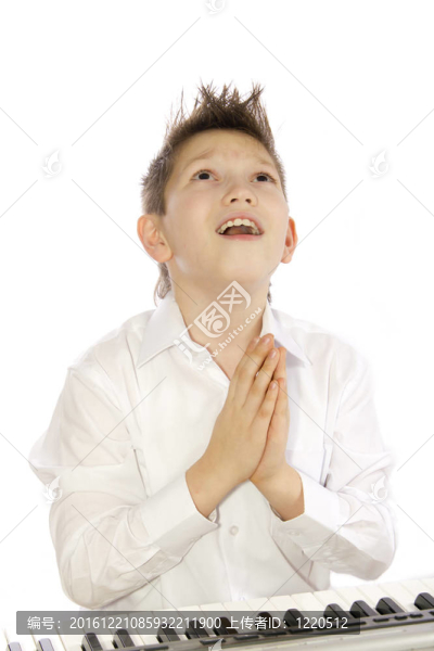 男孩彈鋼琴