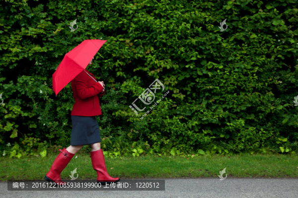 穿紅色雨傘的女人