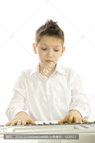 男孩彈鋼琴
