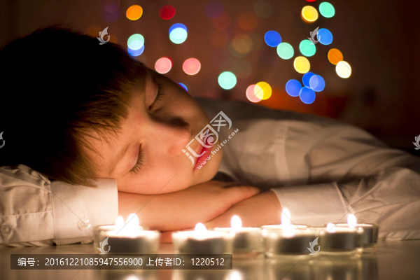男孩在等待Santa