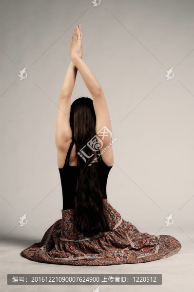 嬉皮士女孩做瑜伽練習