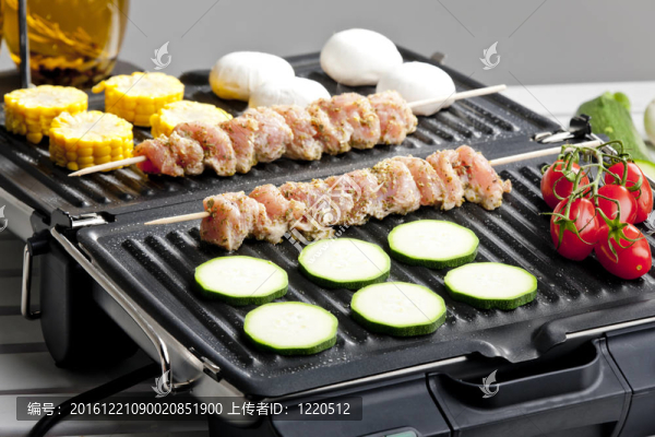 肉串和蔬菜對電烤爐
