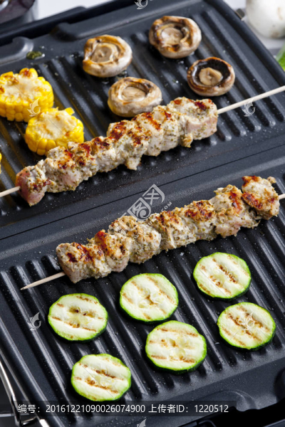 肉串和蔬菜對電烤爐