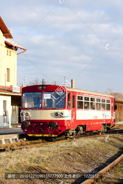 在dobruska鐵路站車車廂；捷克共和國
