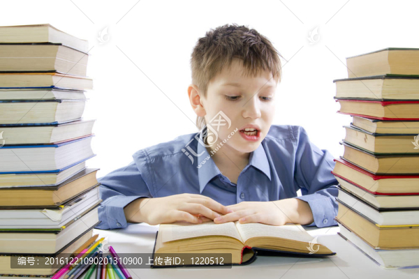 男孩讀書