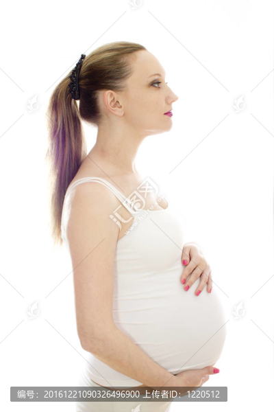 白衣孕婦