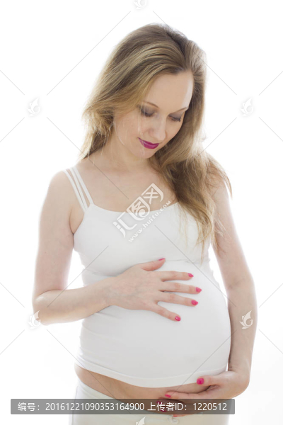 白衣孕婦