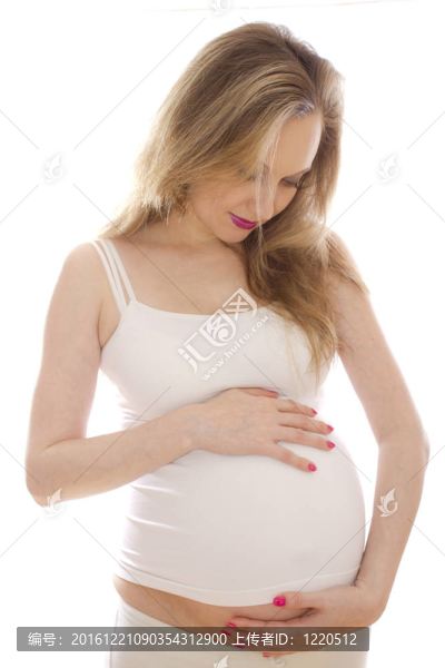 白衣孕婦