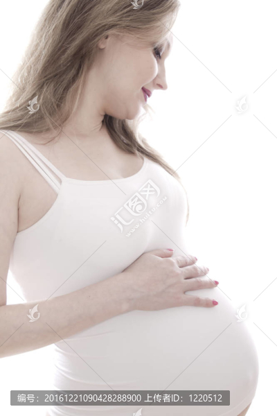 白衣孕婦