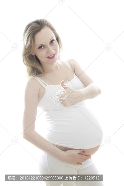 白衣孕婦