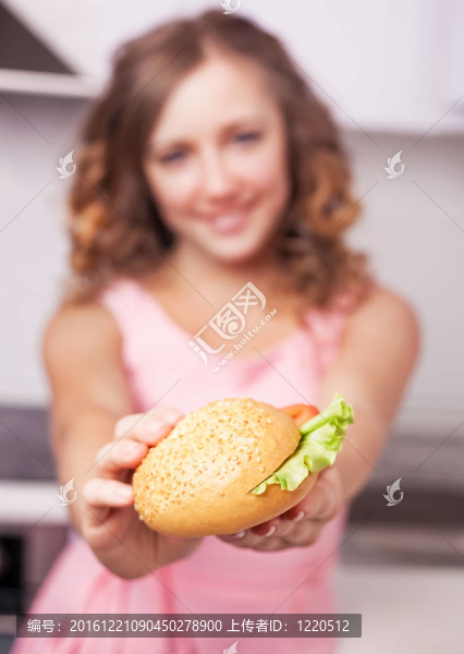 女人與三明治