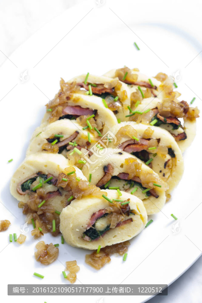從土豆面團(tuán)滾入菠菜和培根