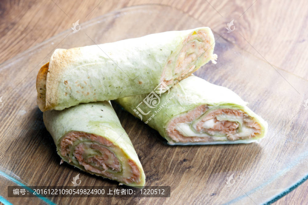 菠菜玉米薄餅，三文魚和芝士