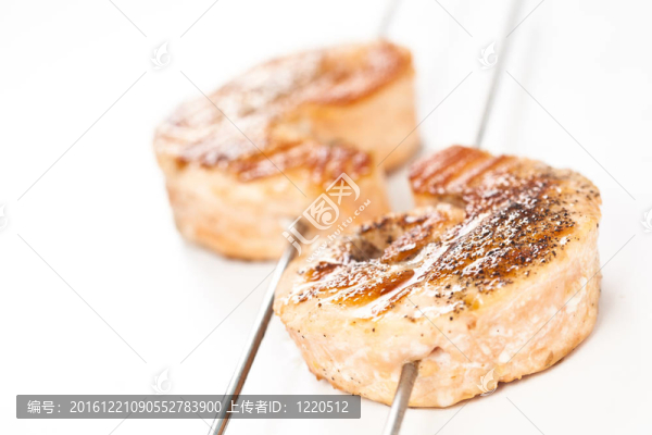 經(jīng)驗(yàn)豐富的鮭魚(yú)烤串