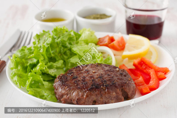 烤漢堡配沙拉