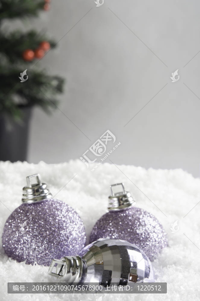 雪中的圣誕玩具三重奏
