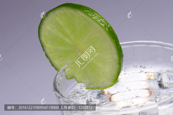 玻璃杯里的檸檬片