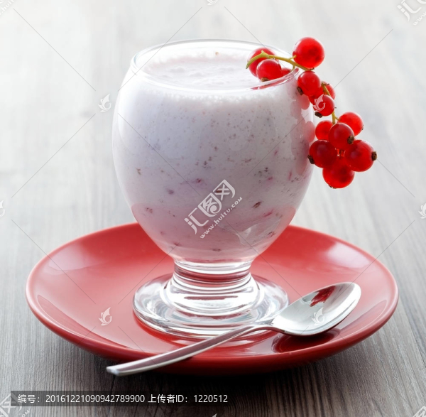 新鮮漿果奶昔