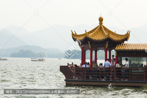 游船上的亭子