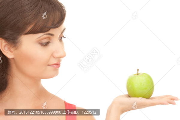 年輕漂亮的女人和綠色的蘋果