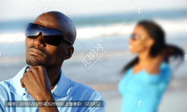思維的非洲男人