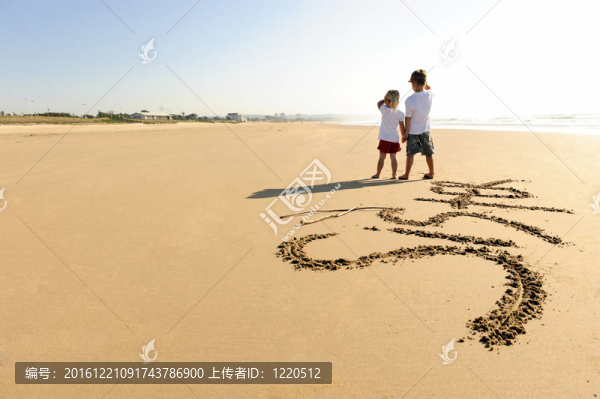 孩子在沙灘上寫(xiě)作
