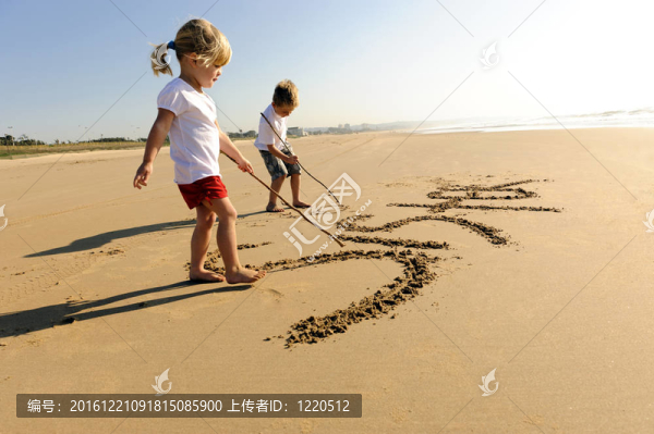 孩子在沙灘上寫作