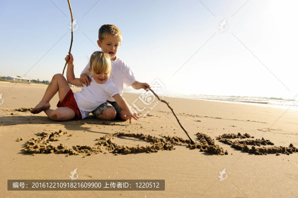 孩子在沙灘上寫作
